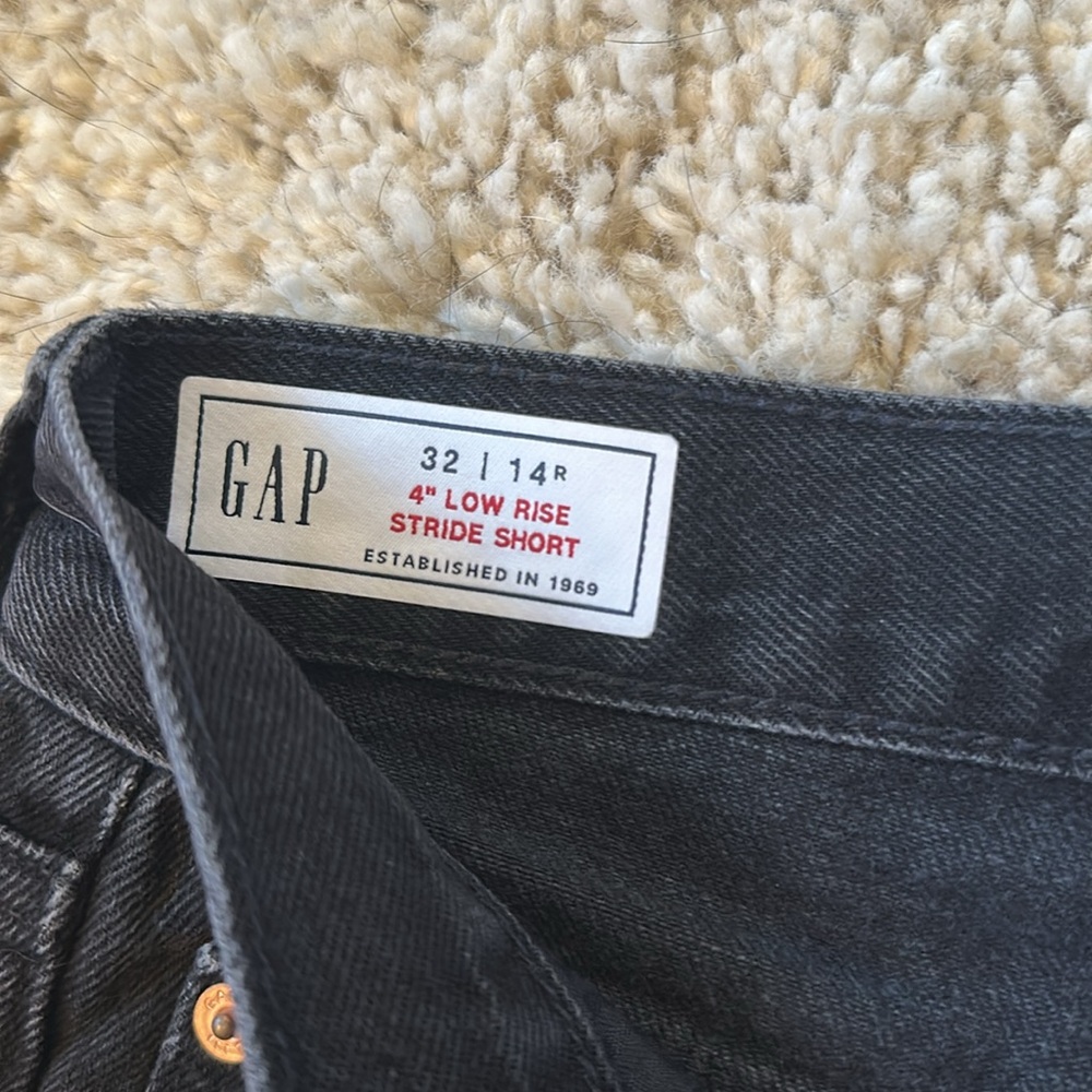 GAP Size 33 4" Low Rise Stride Denim Shorts “Black” - Picture 3 of 10